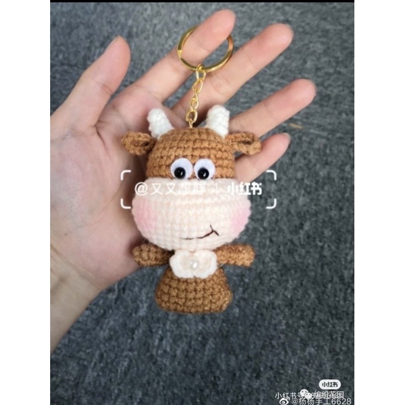 Móc khoá con bò làm bằng len