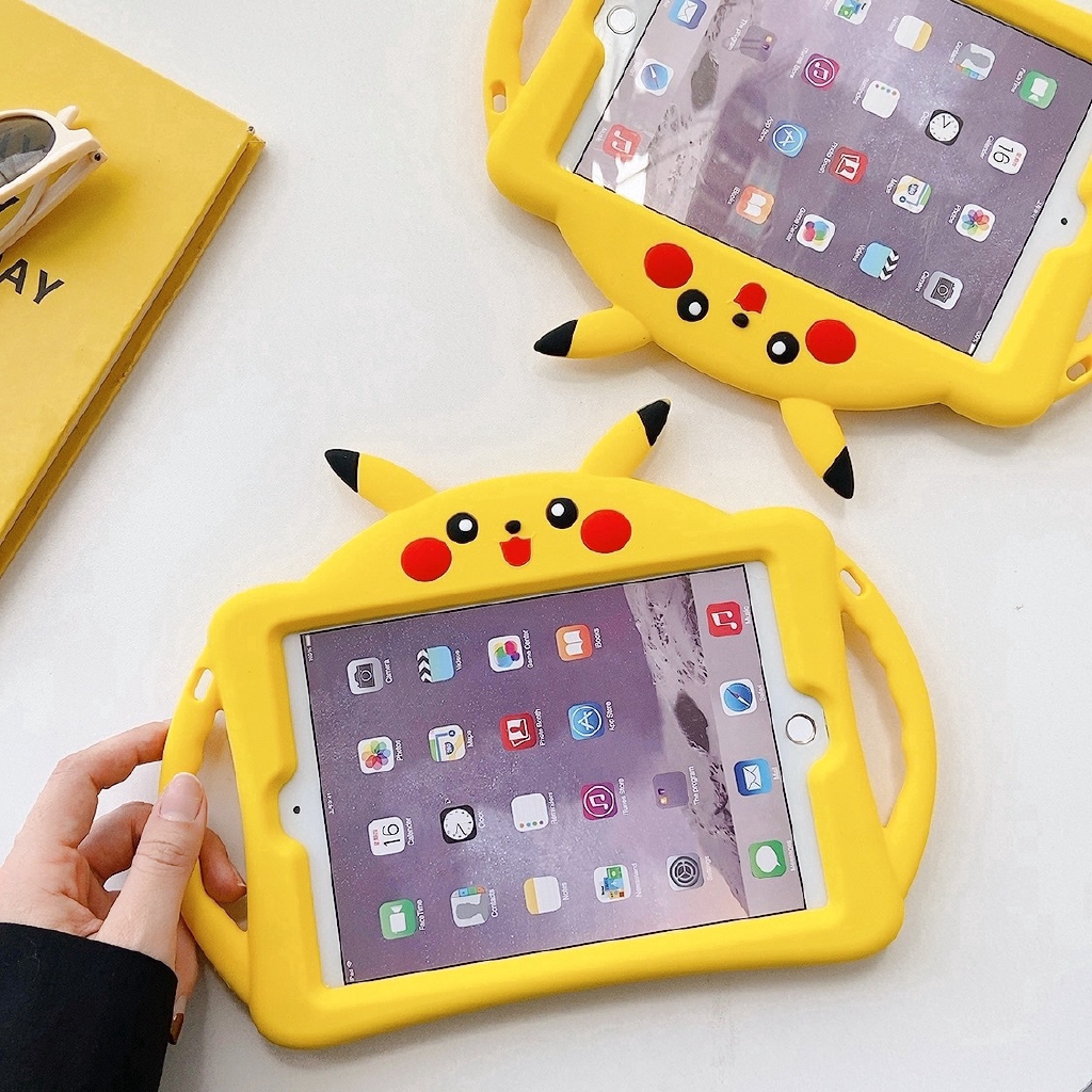 Ốp máy tính bảng gel silica kiểu Pikachu có tay cầm+giá đỡ cho APPLE IPAD AIR 1/ 2 IPAD 2/ 3/ 4 10.2 INCH MINI 1/ 2/ 3 | BigBuy360 - bigbuy360.vn