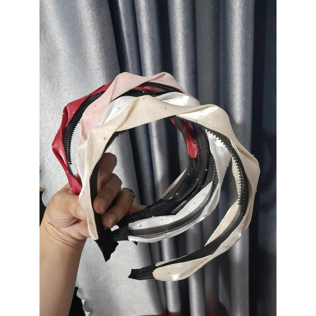 Cài xoắn đính hạt nhũ lấp lánh