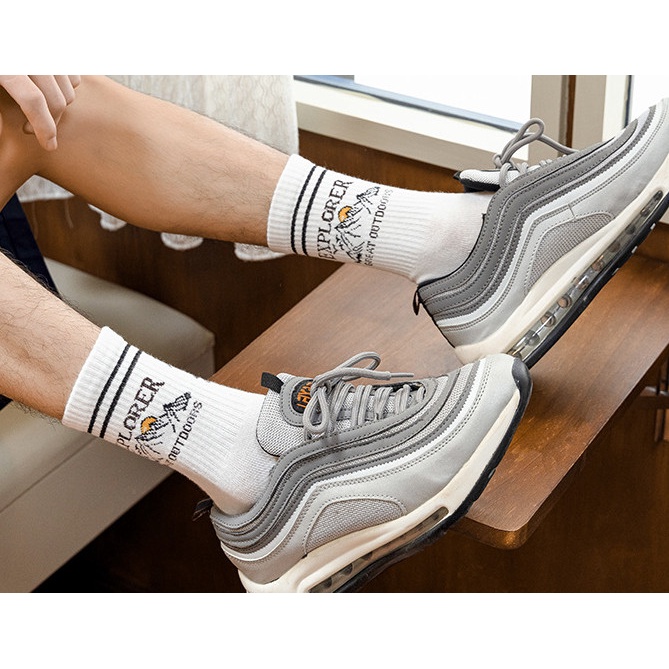 Vớ cotton cao cổ thể thao Nam Nữ phong cách trẻ trung, cá tính, năng động.