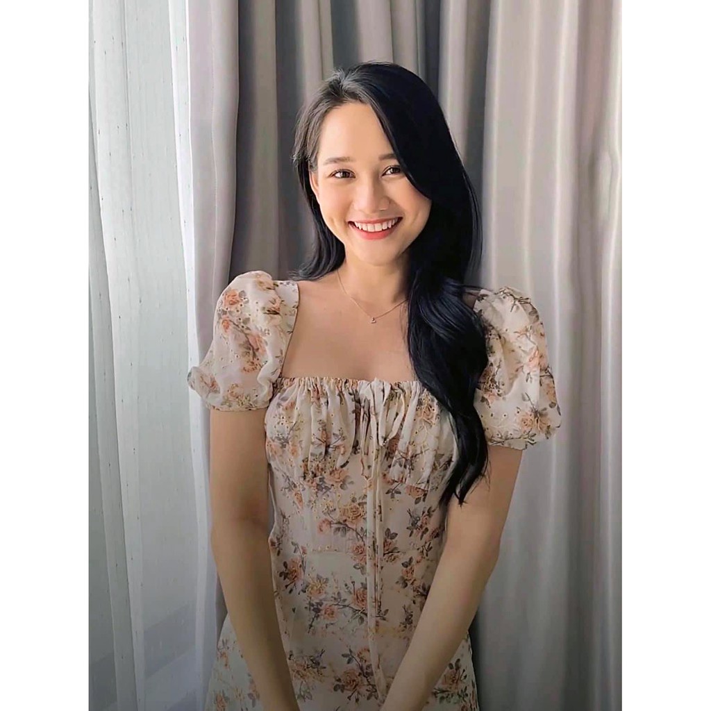 Đầm hoa cổ vuông nhún ngực xẻ