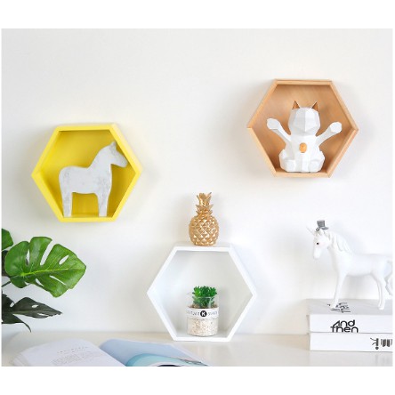 Kệ treo tường bằng gỗ hình tổ ong phong cách hiện đại decor phòng khách, trưng bày vật dụng, kích thước 25cm