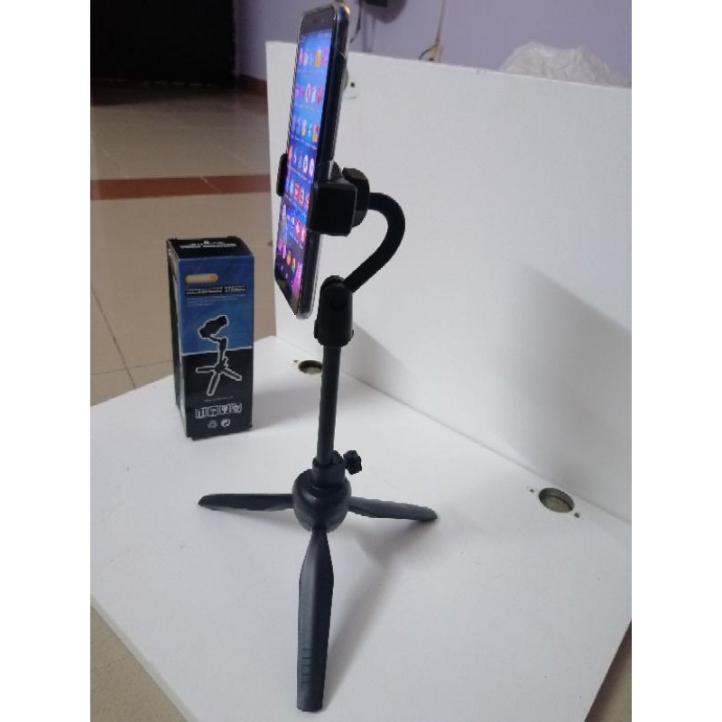 Tripod chân kẹp điện thoại livestream vững chắc.