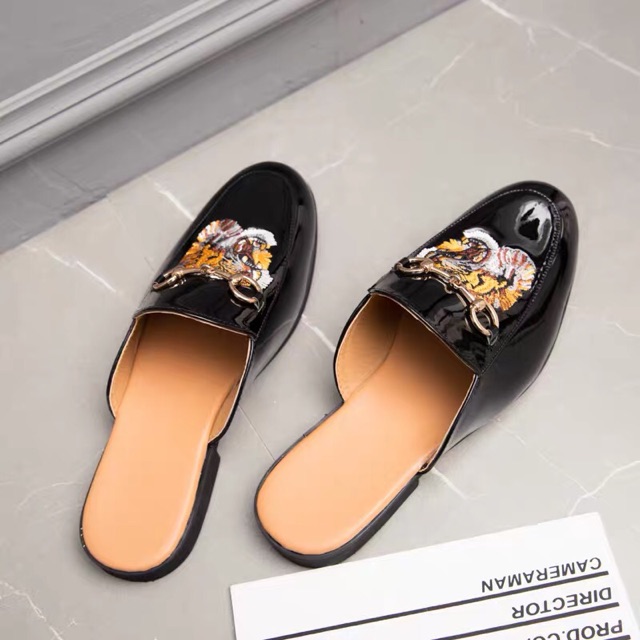 giầy sục thêu hổ nót vàng cho nam da mờ ( sục thêu hổ )