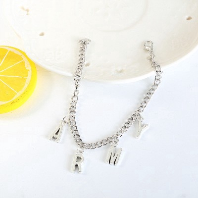Vòng tay mạ bạc mặt chữ cái đơn giản