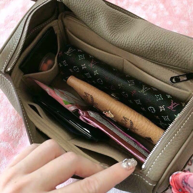 Ngăn túi nhiều lớp Lindy 26 30 34 có lót sạch sẽ và ngăn nắp