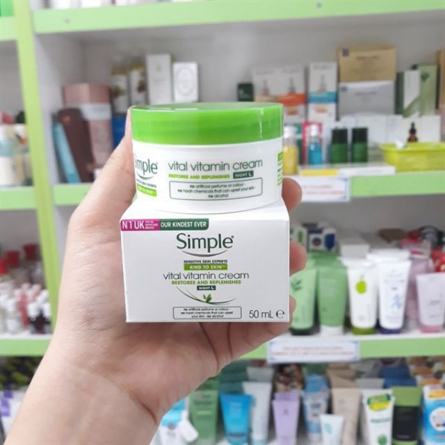Kem dưỡng ẩm Cho Da Ban Ngày Simple Kind To Skin Vital Vitamin Day Cream SPF15 UVA/UVB 50ml