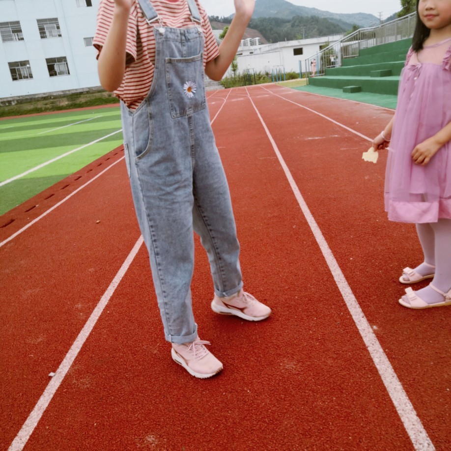 Yếm jeans dài hình hoa cúc [Hàng order - có hình thật khách mặc ở cuối] | BigBuy360 - bigbuy360.vn