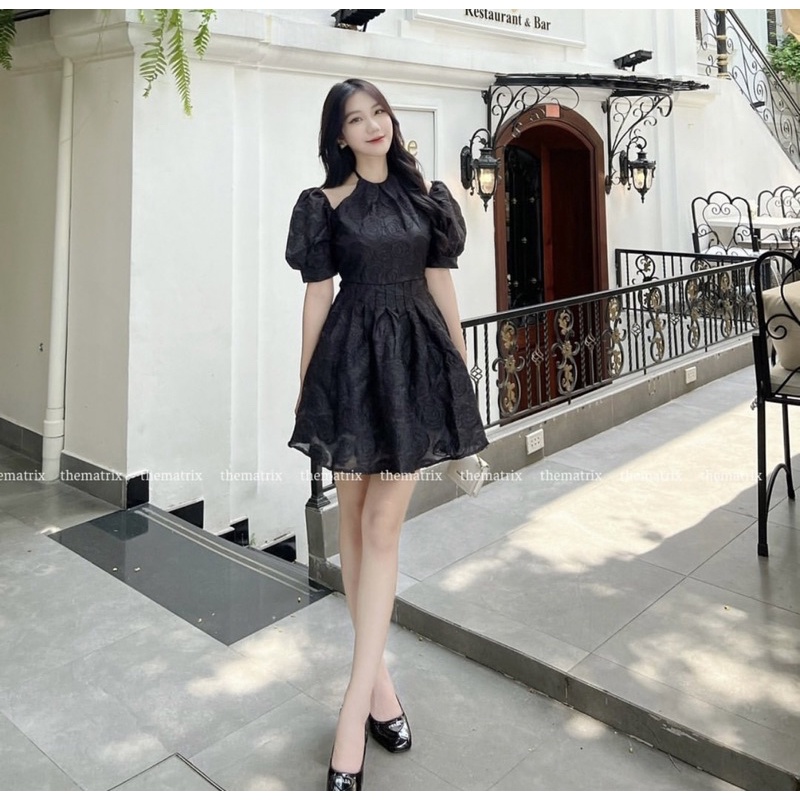 Váy yếm gấm hoa nổi thiết kế xinh xắn. Váy trắng thiết kế dự tiệc cô dâu.Shyncloset