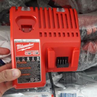 Sạc pin cho máy Milwaukee loại pin M12 và M18, chính hãng