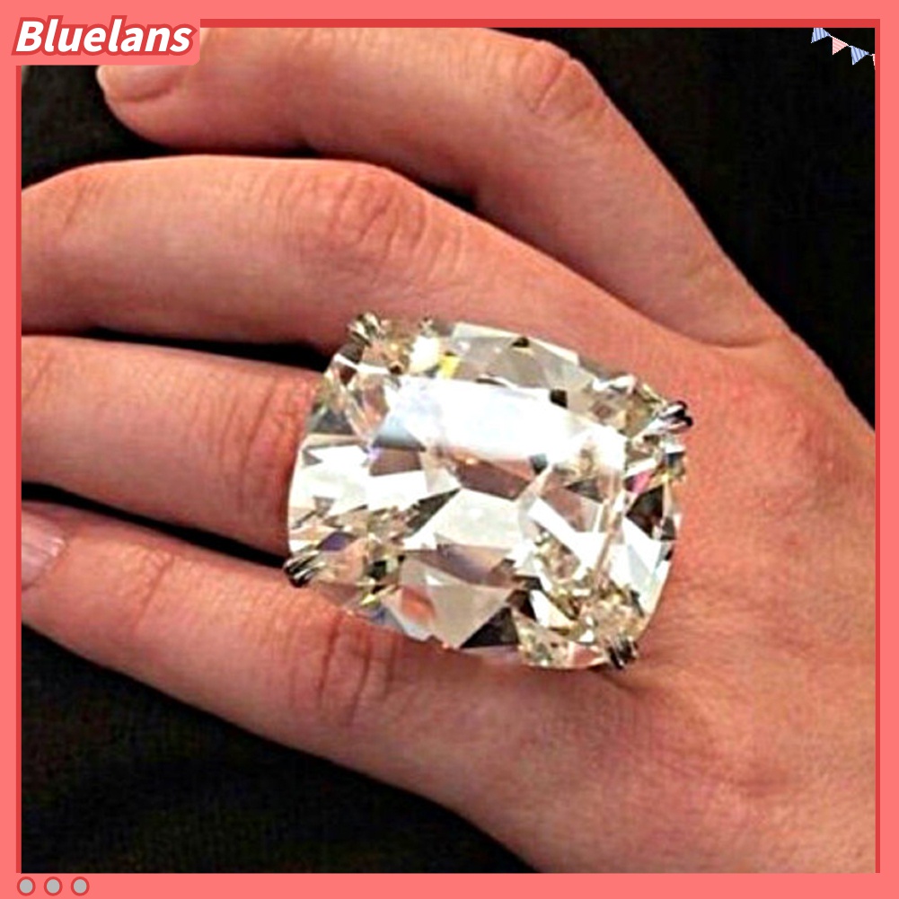 Nhẫn đính hôn đính đá Zircon vuông lớn sang trọng