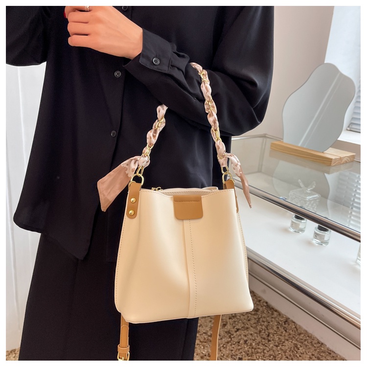 IELGY Túi Đeo Chéo Dáng Xô Phối Dây Xích Thời Trang Cho Nữ