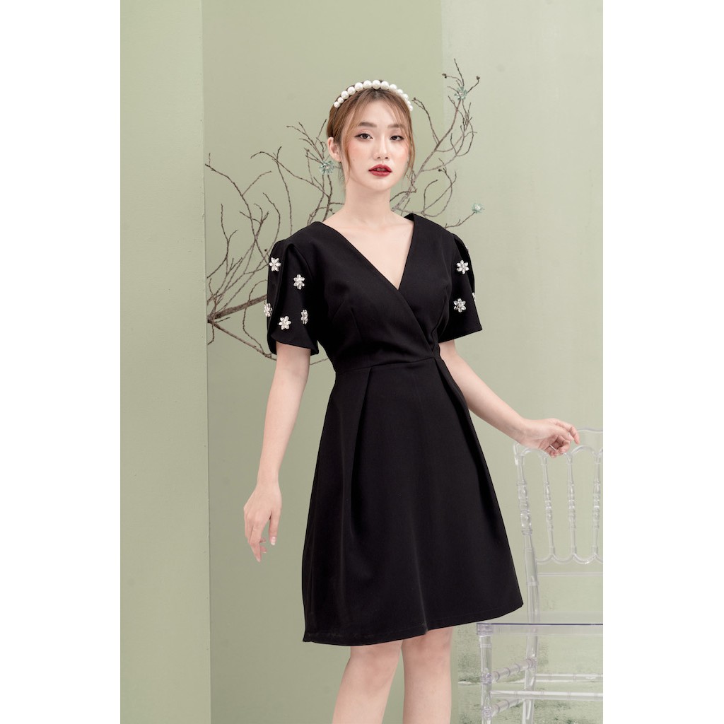 [Mã FAMALLT5 giảm 15% đơn 150k] RẬP - Đầm Đen Thân Trước Chéo Tay Đính Đá - MINT 07 | BigBuy360 - bigbuy360.vn