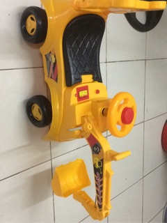 Xe cần cẩu chòi chân cho bé