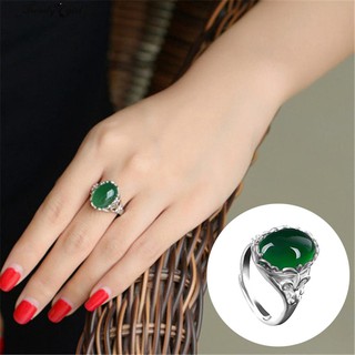 Nhẫn đính ngọc lục bảo thời trang nữ tính