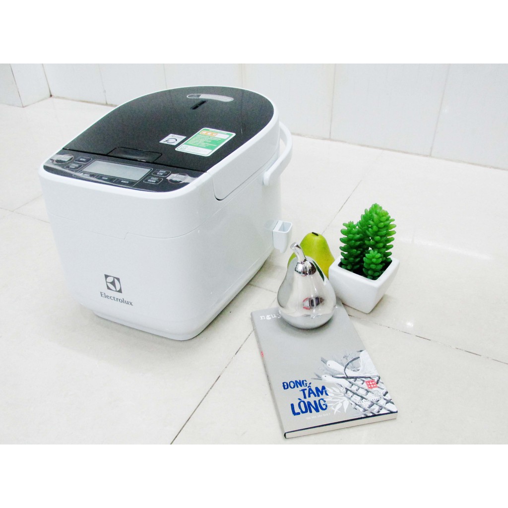 Nồi cơm điện tử Electrolux  ERC7603W 1.8 lít có xửng hấp
