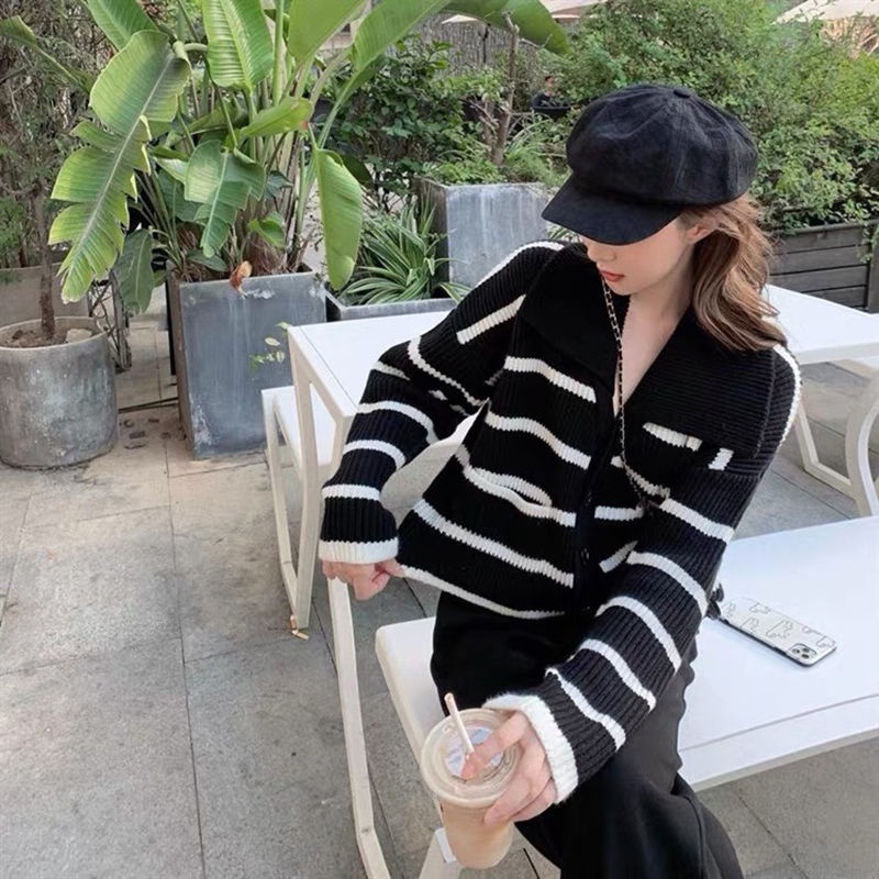 Áo Khoác Sweater Cổ Bẻ Phối Sọc Trắng Đen Phong Cách Nhật Bản Cho Nữ