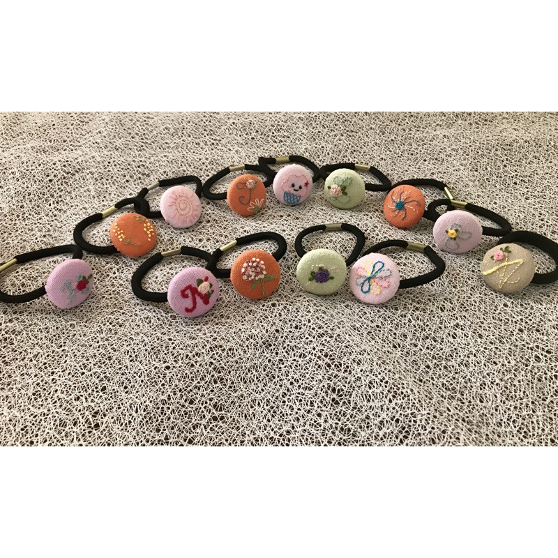 Độc lạ-Cột tóc handmade thêu tay hình nút áo