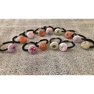 Độc lạ-Cột tóc handmade thêu tay hình nút áo