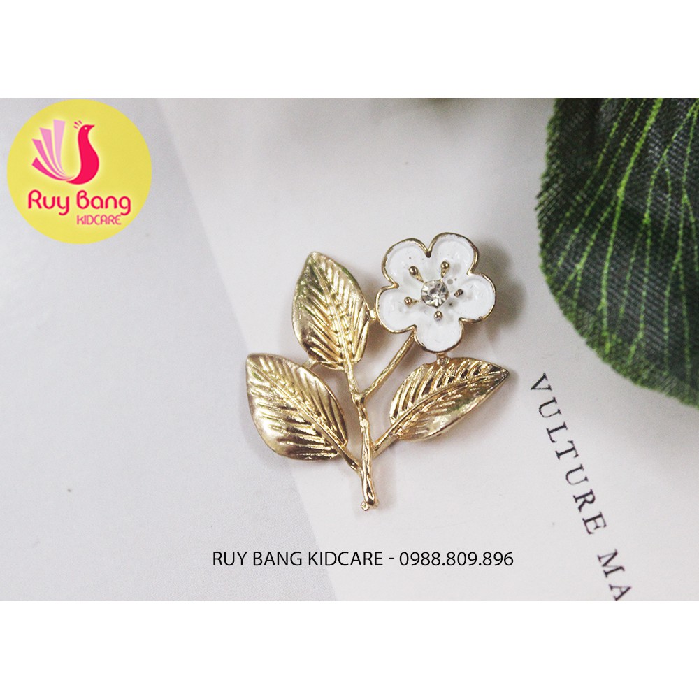 Cành lá kim loại, center đá đính hoa vải handmade