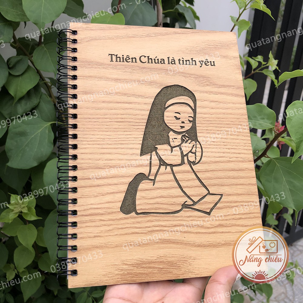 Sổ tay khắc hình nữ tu sĩ, gáy lò xo, bìa gỗ ghi chép , ghi chú ....