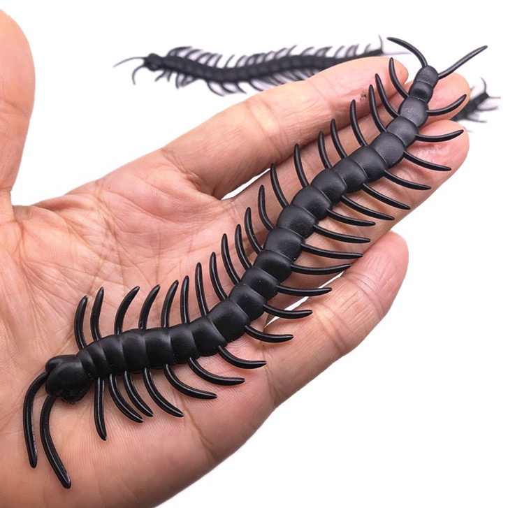 1 CON RẾT ĐEN TO DÀI 14CM dùng để troll chơi khăm,trang trí halloween