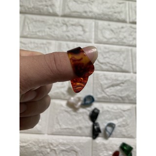 Móng gảy guitar ngón cái