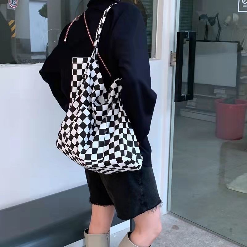 Túi tote vải canvas dáng rộng hoạ tiết sọc caro màu đen trắng unisex cho nam nữ phong cách Ulzzang