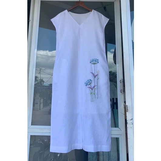 Đầm linen trắng thêu tay hoạ tiết hoa