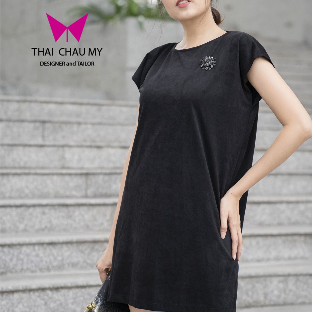 Ghim cài áo màu đen kim loại phối hợp đầm dự tiệc thời trang thiết kế Thái Châu Mỹ