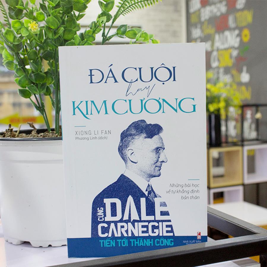 Sách: Cùng Carnegie Tiến Tới Thành Công - Đá Cuội Hay Kim Cương (Những Bài Học Về Tự Khằng Định Bản Thân) - TSKN