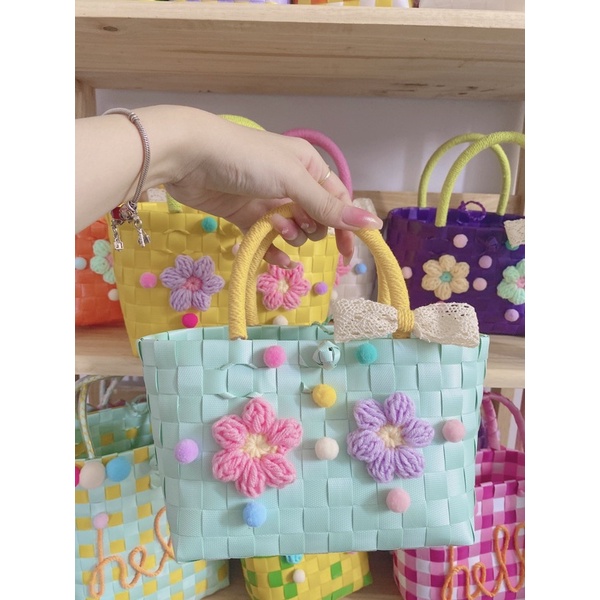 Túi xách Đan kèm hoa len xinh xắn