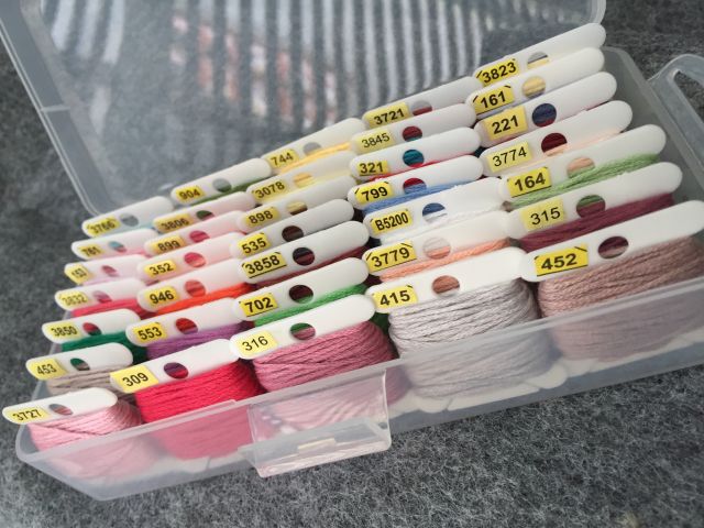 Hộp bobbin chỉ thêu nhiều màu
