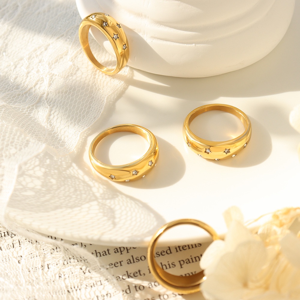 Nhẫn Thép Titan Mạ Vàng 18K Đính Đá Zircon Lấp Lánh Phong Cách Retro Thời Trang Cho Nữ