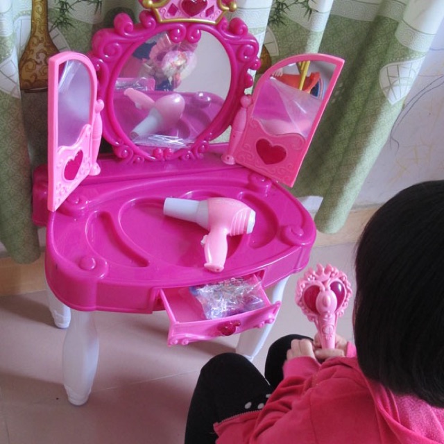 Bàn trang điểm cho bé gương cảm ứng mở bằng remod