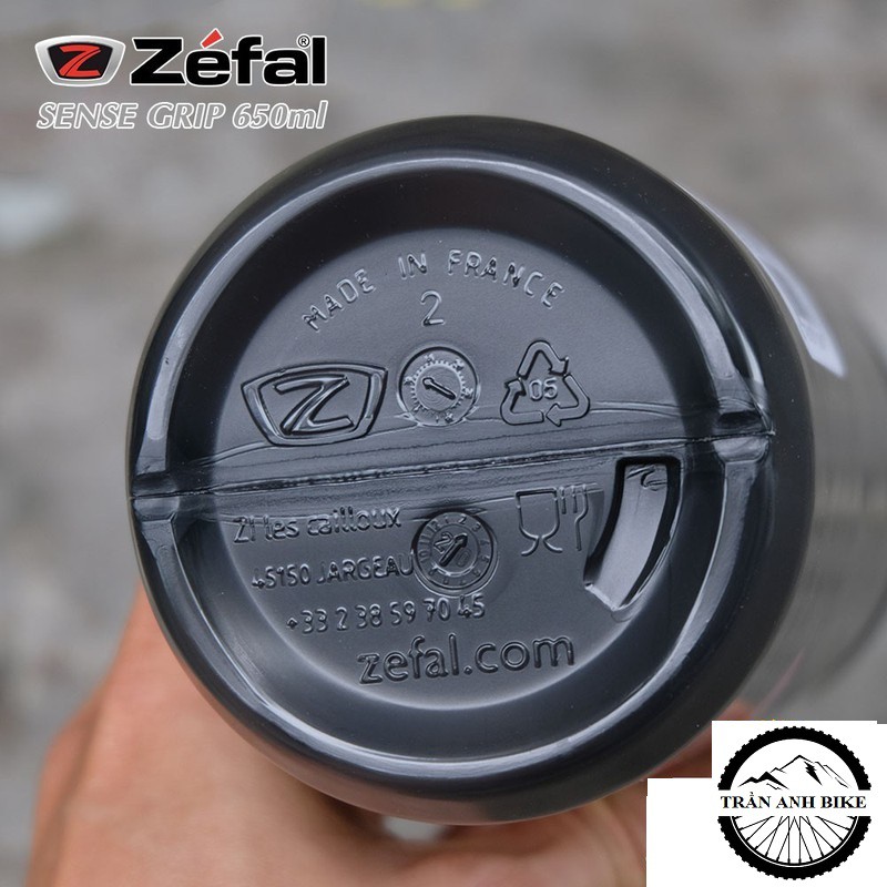 Bình nước xe đạp Zefal Sense Grip 650ml - Màu khói