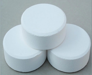 Tcca 90% nhật chất khử trùng diệt khuẩn nước ,xử lí hồ bơi tcca 90% lon 1kg