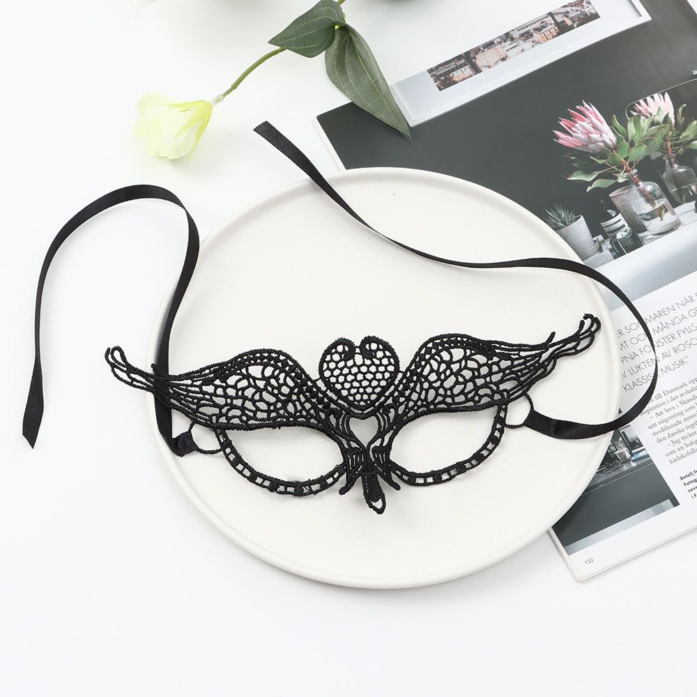 Mặt nạ ren màu đen bảo vệ mắt khi hóa trang cho nữ