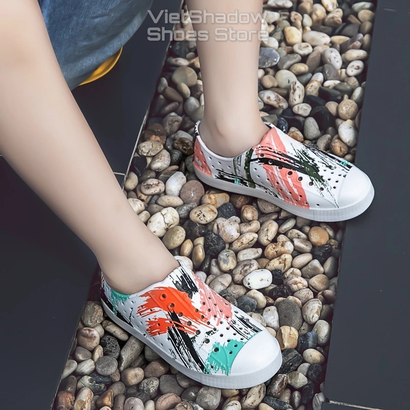 Giày nhựa NATIVE trẻ em in họa tiết - Chất liệu nhựa EVA mềm, siêu nhẹ, không thấm nước - Họa tiết Vệt sơn