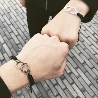 Vòng tay cặp còng số tám