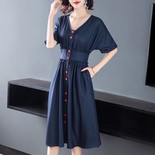 Đầm xòe nút đỏ nhúng eo.