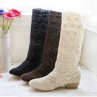 Giày bốt, boots phối ren hoa thiết kế lạ mắt