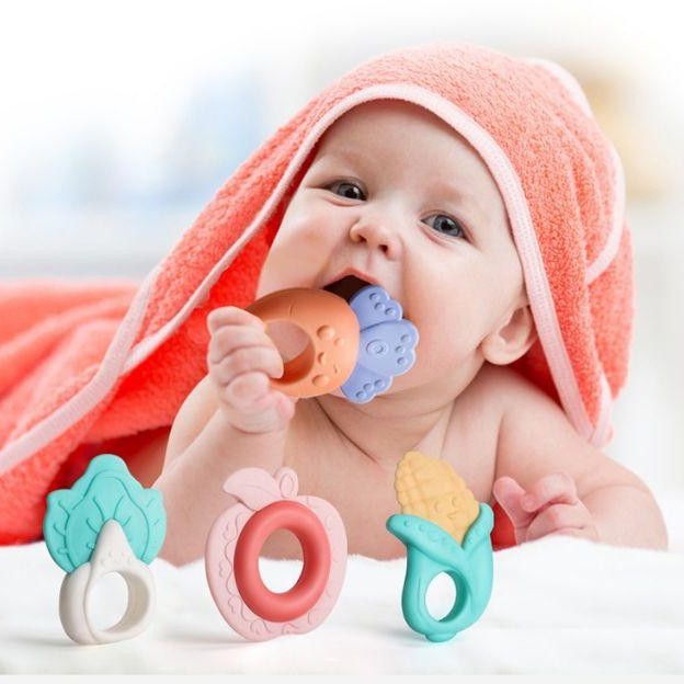 Bộ gặm nướu và xúc xắc Baby Rattle kèm hộp đựng an toàn cho bé