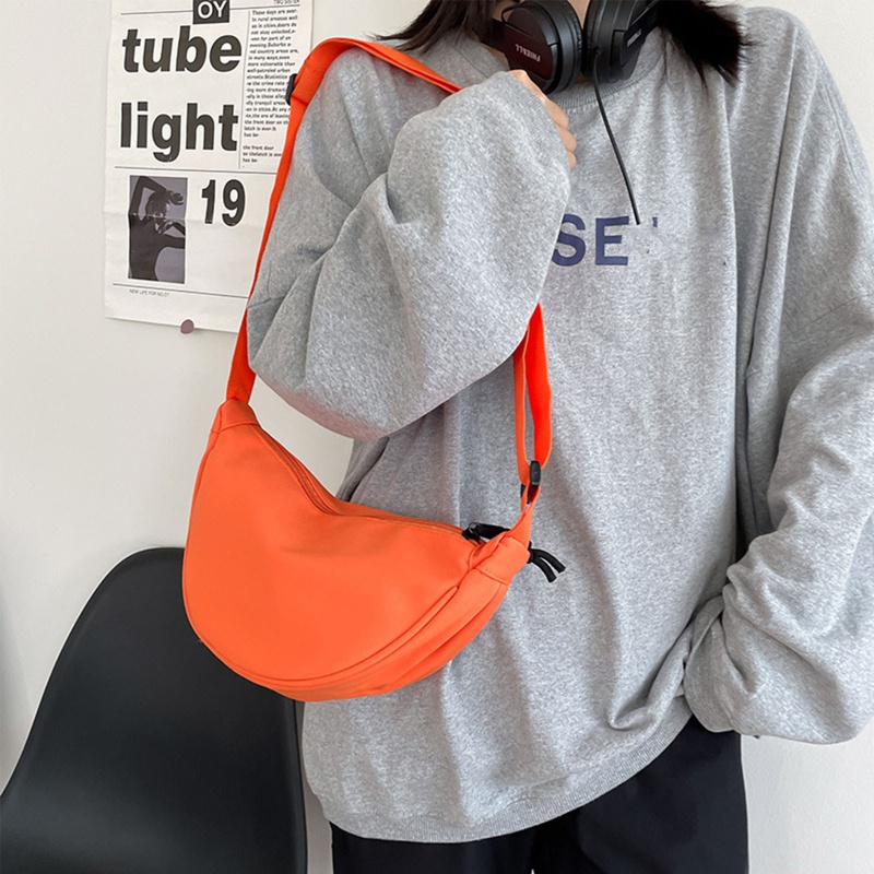 Túi Đeo Chéo Bằng Nylon Hình Bán Nguyệt Có Khóa Kéo Phong Cách Retro