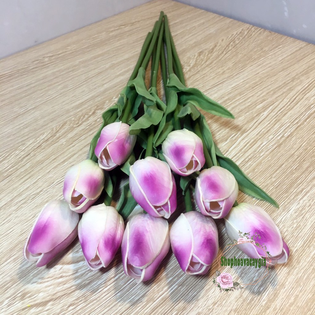 Hoa giả-Com bô 10 bông hoa tulip cao cấp lá xoăn+lọ thủy tinh tam giác trang trí nhà cửa, bàn làm việc, kệ sách