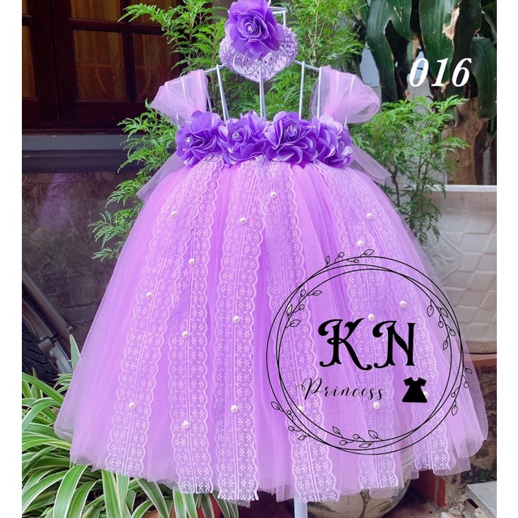 Đầm công chúa màu tím cà gắn hoa có ren MS016. Đủ size cho bé từ 1 tháng -8 tuổi , tặng kèm băng đô hoặc bờm tóc cho bé