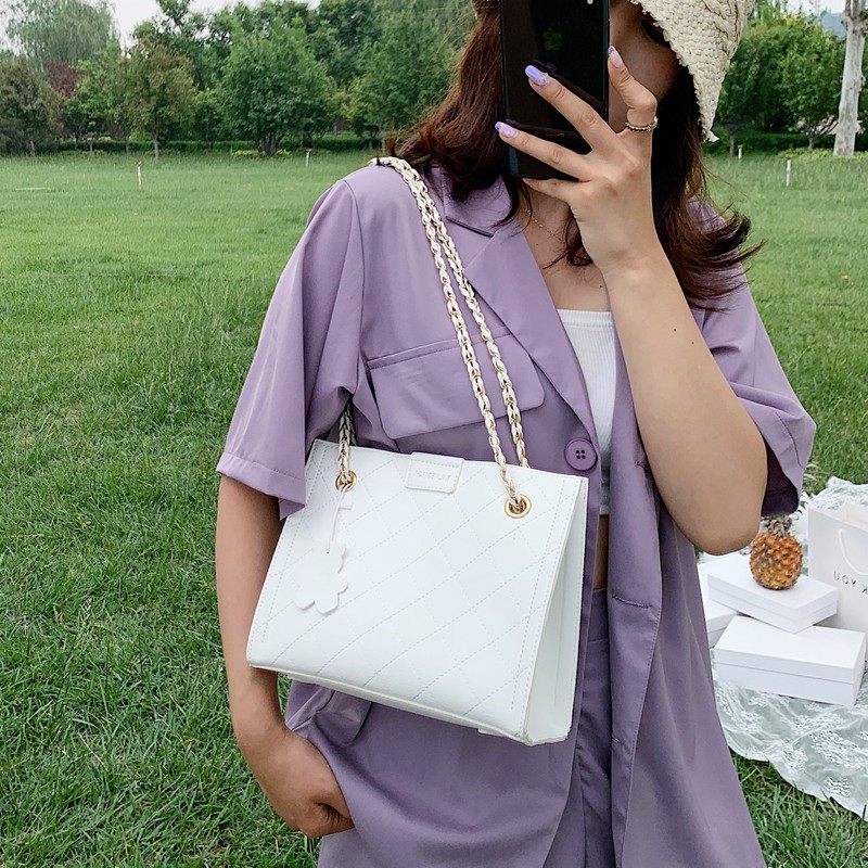 CÓ SẴN MÀU TRẮNG KEM Túi xách nữ chất da mềm phối dây xích thời trang;.