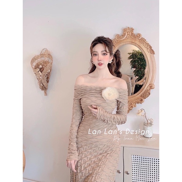 Váy trễ vai kèm hoa trà