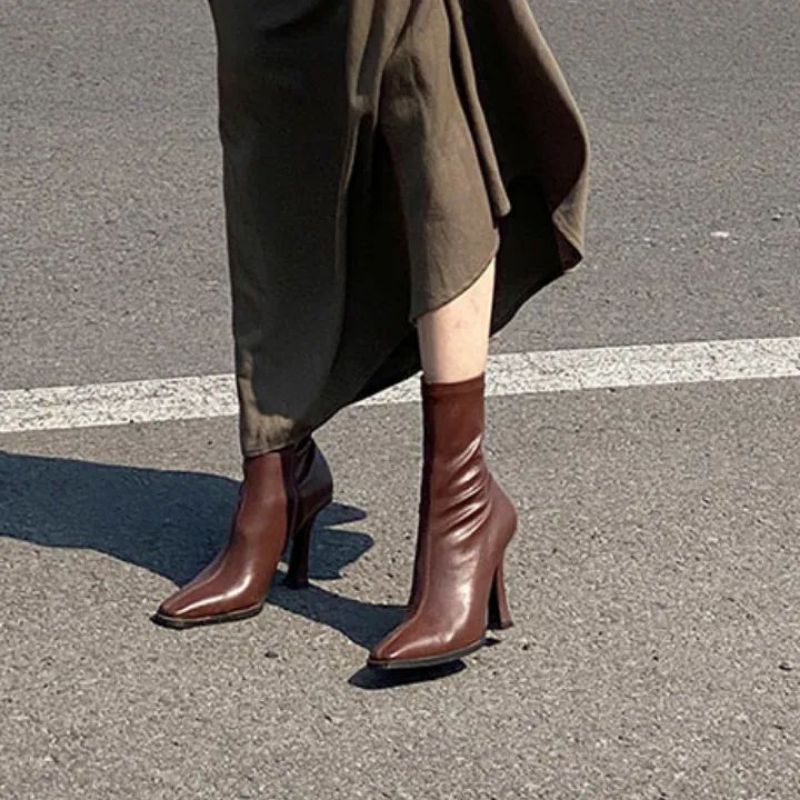 Giày boot cổ ngắn ôm chân đế 8cm màu nâu GBCN-28N