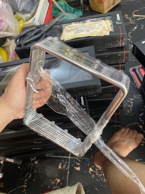 Khung bọc biển số màu xanh titan | BigBuy360 - bigbuy360.vn